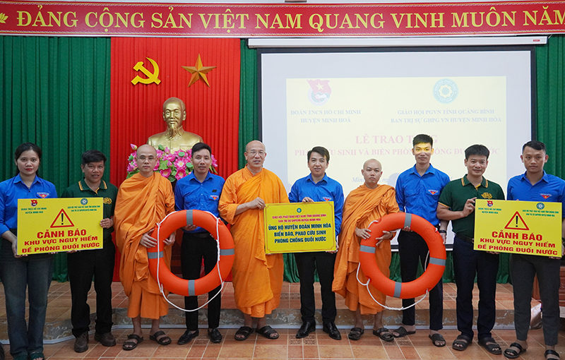 Ban tổ chức trao ao phao và biển cảnh báo cho các cơ sở đoàn.
