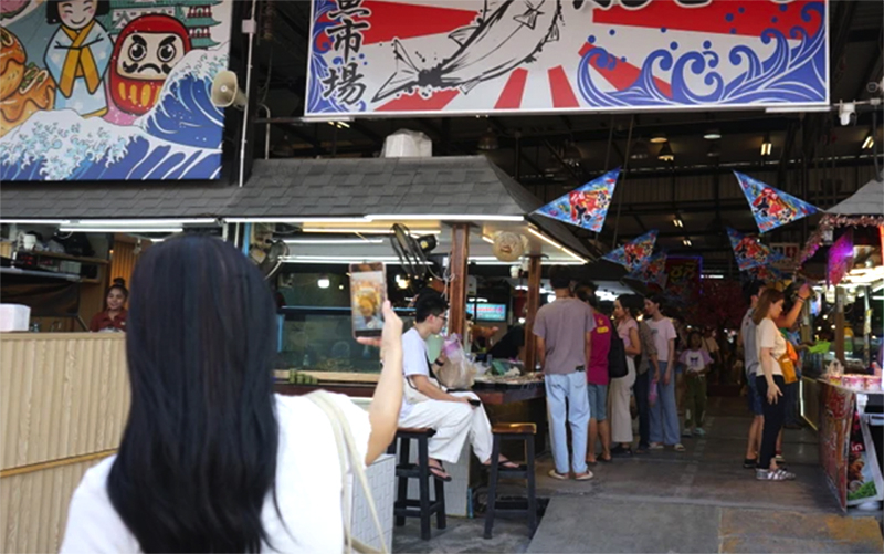 Khu chợ ẩm thực ở Bang Saen, tỉnh Chonburi, Thái Lan. (Ảnh: ĐINH TRƯỜNG)