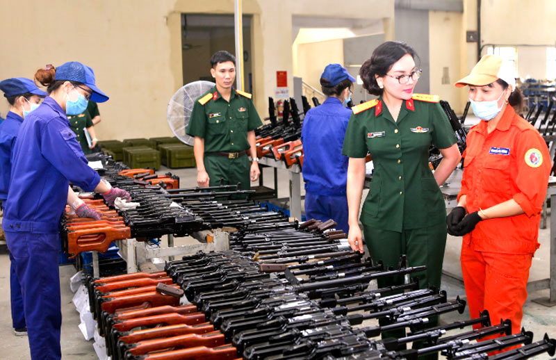 Đại tá Phan Thị Hoài Vân kiểm tra, động viên công nhân Nhà máy Z111, Tổng cục Công nghiệp Quốc phòng. 