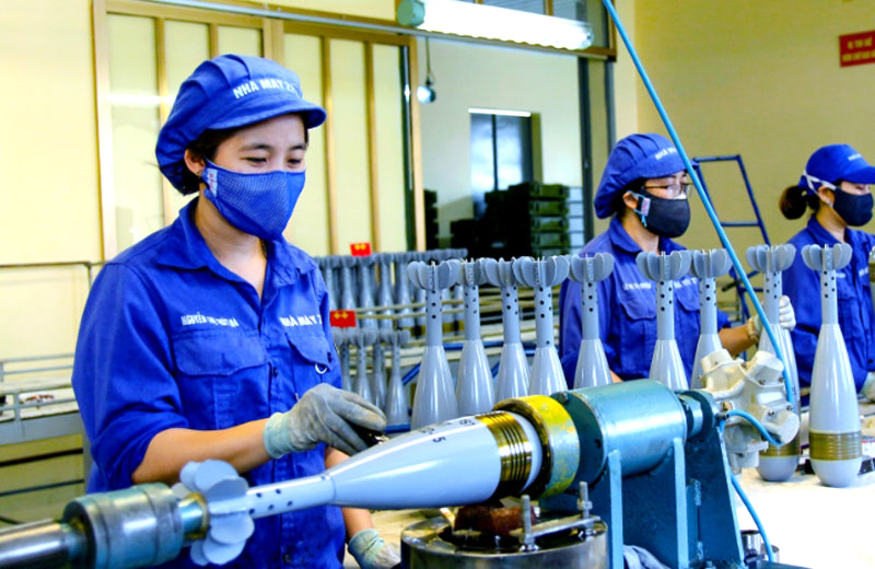 Công nhân Nhà máy Z115 (Tổng cục Công nghiệp Quốc phòng) tiến hành tổng lắp đạn. 