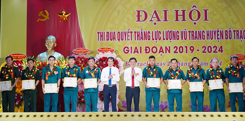  Lãnh đạo huyện Bố Trạch tặng giấy khen cho các tập thể có thành tích trong phong trào TĐQT giai đoạn 2019-2024.