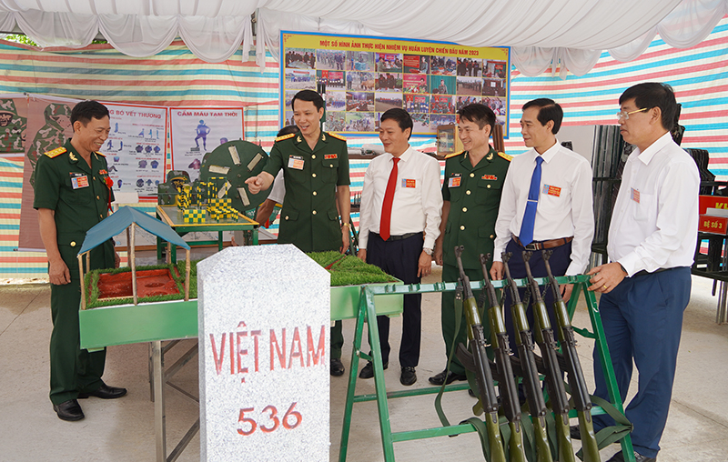 Các đại biểu tham quan mô hình, sáng kiến trưng bày tại đại hội.