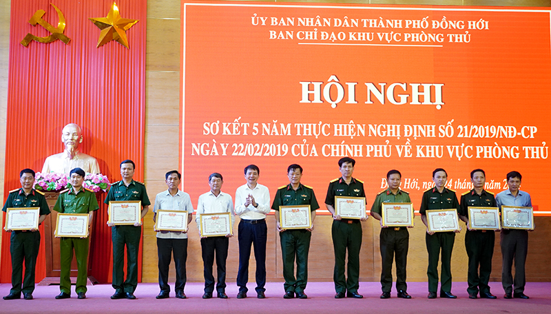 Đồng chí Chủ tịch UBND TP. Đồng Hới Hoàng Ngọc Đan trao giấy khen tặng các tập thể, cá nhân có thành tích xuất sắc trong thực hiện Nghị định số 21/2019/NĐ-CP của Thủ tướng Chính phủ.