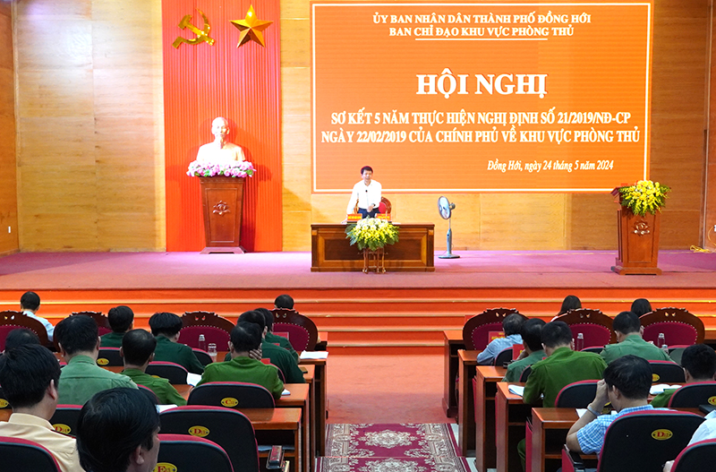 Đồng chí Chủ tịch UBND TP. Đồng Hới Hoàng Ngọc Đan điều hành thảo luận.