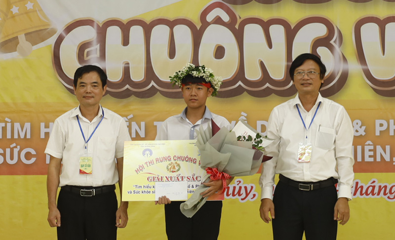  Thí sinh Trần Văn Long xuất sắc rung chuông vàng tại hội thi.