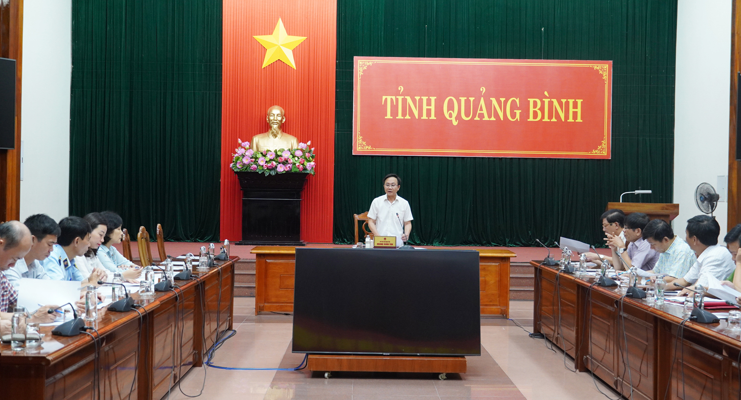 Đồng chí Phó Chủ tịch UBND tỉnh, Phó trưởng Ban Thường trực BCĐ ATTP tỉnh Hoàng Xuân Tân chủ trì hội nghị.