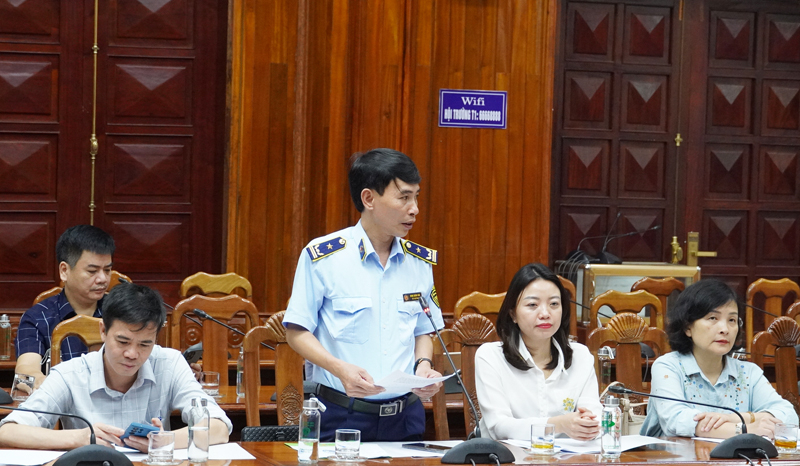 Đại diện Cục quản lý thị trường trao đổi công tác chống buôn bán hàng giả, hàng kém chất lượng, không rõ nguồn gốc xuất xứ.