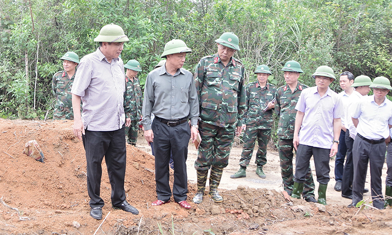 Đồng chí Phó Chủ tịch Thường trực UBND tỉnh Đoàn Ngọc Lâm cùng đoàn công tác kiểm tra thực địa xây dựng sở chỉ huy, hầm hào, công sự.