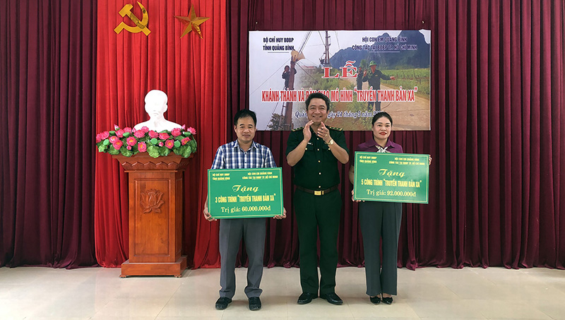  Trung tá Hoàng Công Hùng, Đồn trưởng Đồn BP Cà Xèng trao biển tượng trưng hỗ trợ mô hình cho hai xã