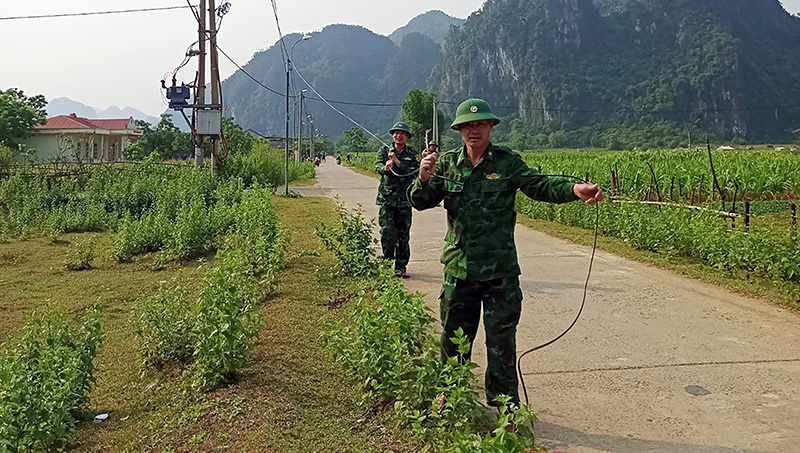 Cán bộ, chiến sĩ Đồn BP Cà Xèng thi công công trình tại xã Thượng Hóa
