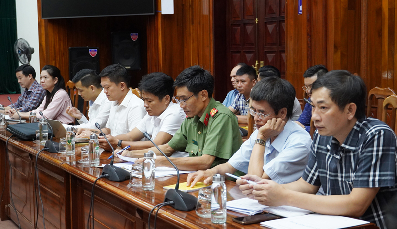 Các phóng viên báo chí tham dự buổi họp báo.