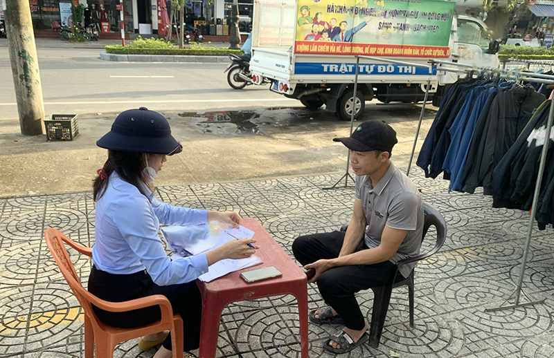Lập biên bản xử phạt các trường hợp lấn chiếm vỉa hè.