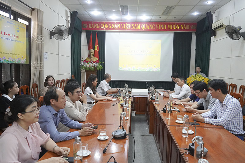  Đại diện các ngành, địa phương dự buổi trao tặng phần mềm