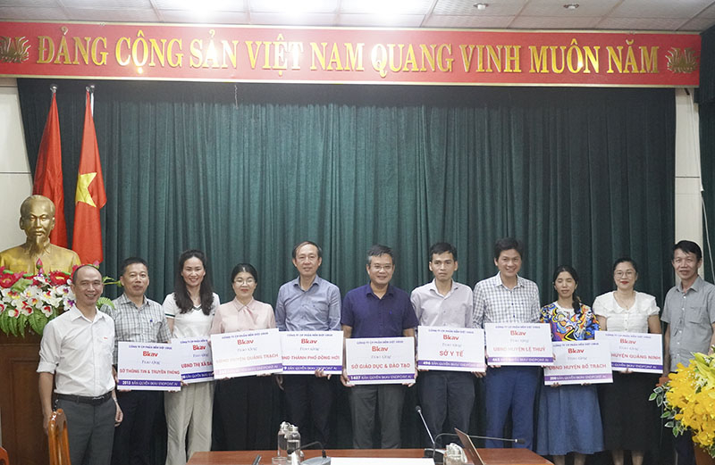 Bàn giao bản quyền phần mềm cho các ngành, địa phương