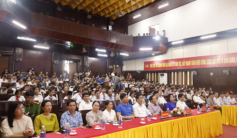 Các đại biểu tham dự lễ phát động. 