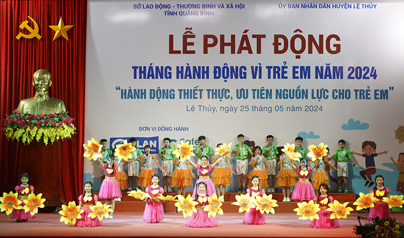 Một tiết mục văn nghệ chào mừng lễ phát động.