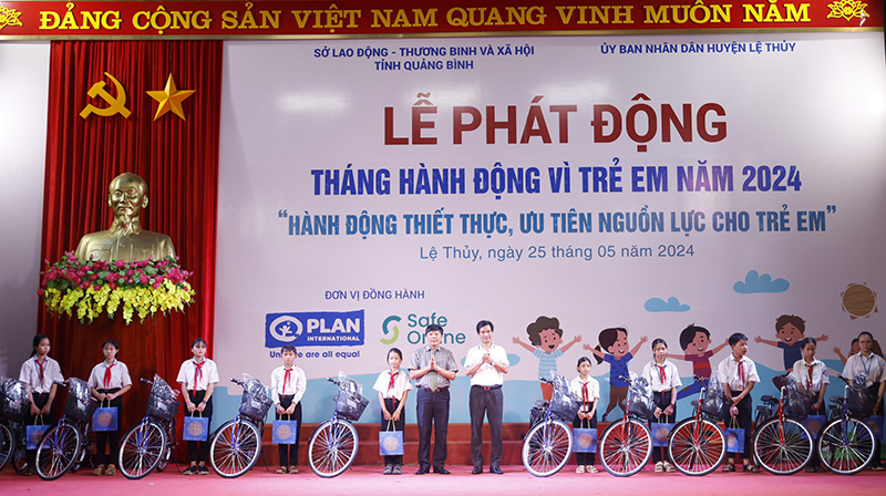 Các đại biểu trao qua cho trẻ em có hoàn cảnh khó khăn trên địa bàn. 