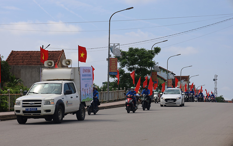 Đông đảo đoàn viên, thanh niên tham gia diễu hành cổ động hưởng ứng Tháng hành động vì trẻ em năm 2024.