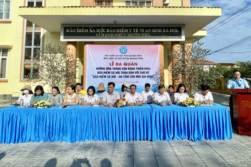 Cắc đại biểu tham dự lễ ra quân hưởng ứng Tháng vận động triển khai BHXH toàn dân-Truyền thông năm 2024.