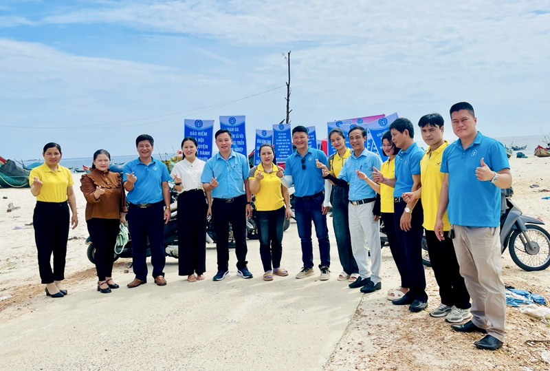 Sau lễ phát động, BHXH huyện tổ chức diễu hành gồm tuyên truyền lưu động dọc các trục đường chính trên địa bàn huyện.