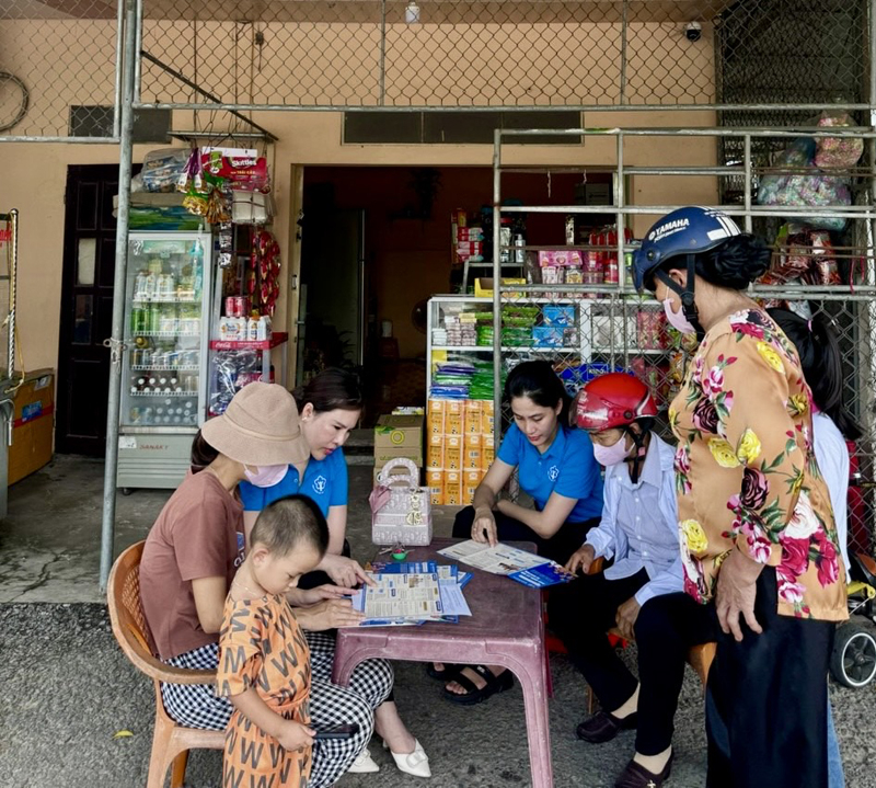 Các nhóm nhỏ cử cán bộ BHXH và nhân viên thu về phát tờ rơi tuyên truyền tại các hộ dân. 