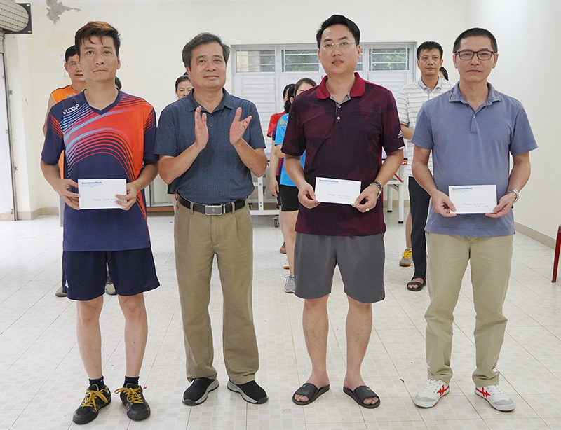 Ban Tổ chức trao các giải nội dung đơn nam.