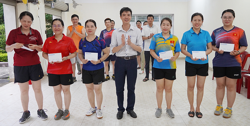 Ban Tổ chức trao các giải nội dung đơn nữ.