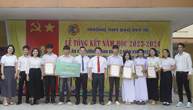 Học sinh Trường THPT Đào Duy Từ nhận mức học bổng 50 triệu đồng