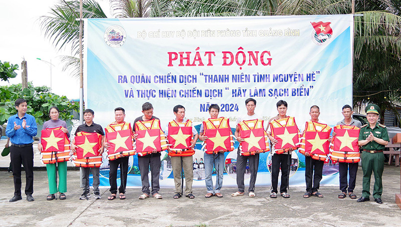 Lãnh đạo Bộ Chỉ huy BĐBP tỉnh tặng quà cho ngư dân tại chương trình ra quân chiến dịch “Thanh niên tình nguyện hè” 2024
