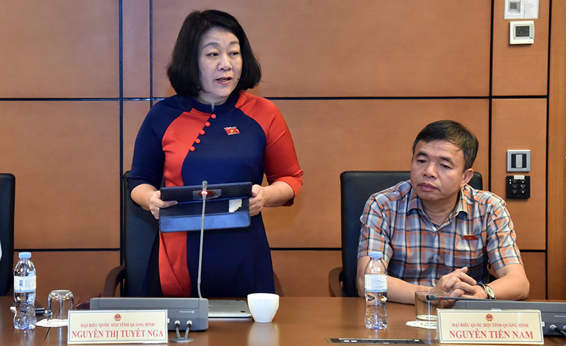 Đại biểu Nguyễn Thị Tuyết Nga thảo luận tại tổ chiều 25/5