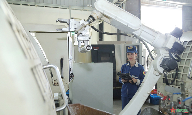 Sử dụng rô bốt vào sản xuất các sản phẩm quốc phòng ở Nhà máy Z131, Tổng cục Công nghiệp Quốc phòng. Ảnh: QUANG TUẤN 