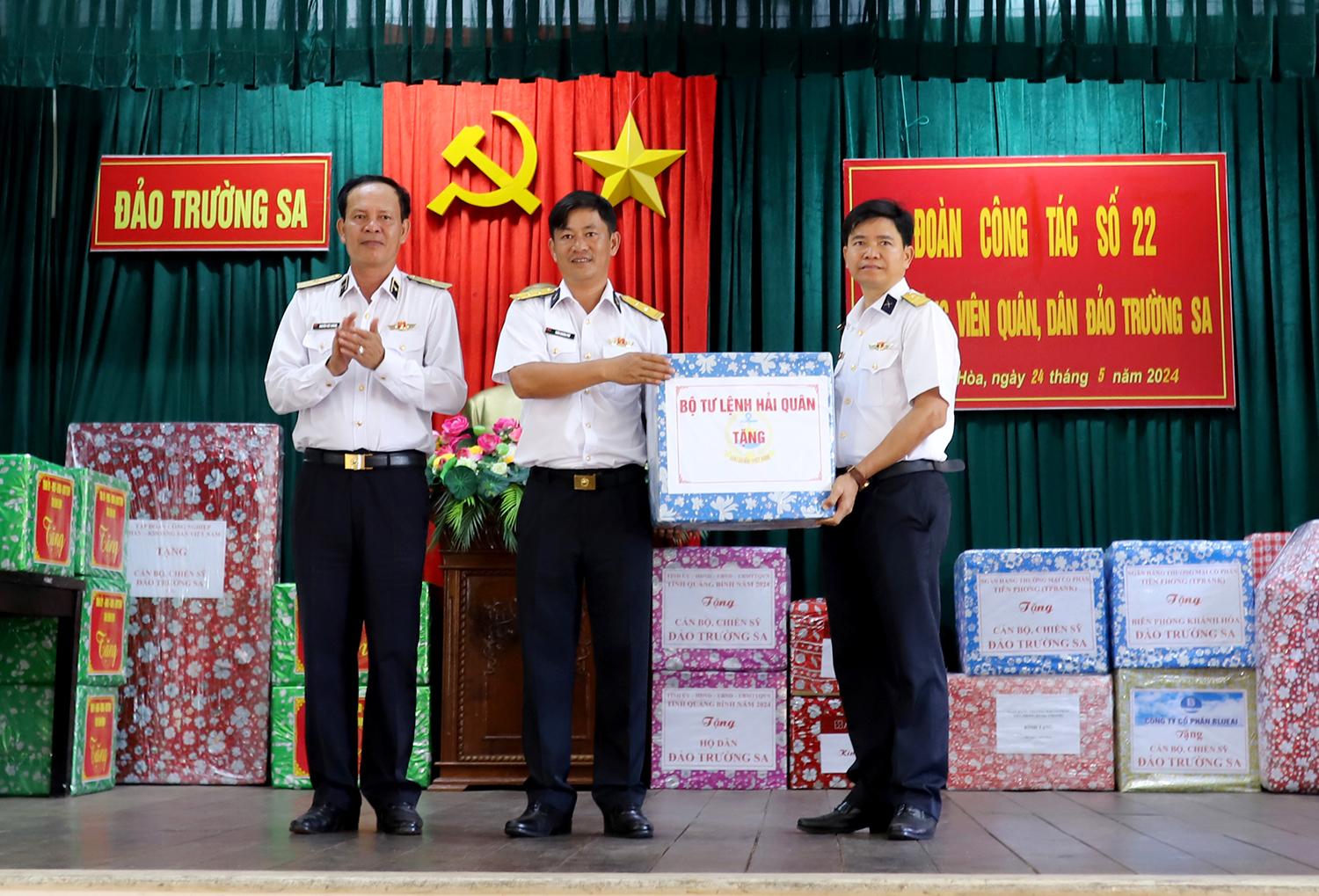 : Chuẩn Đô đốc Nguyễn Viết Khánh, Phó Tham mưu trưởng Quân chủng Hải quân tặng quà cho cán bộ, chiến sĩ, nhân dân thị trấn Trường Sa