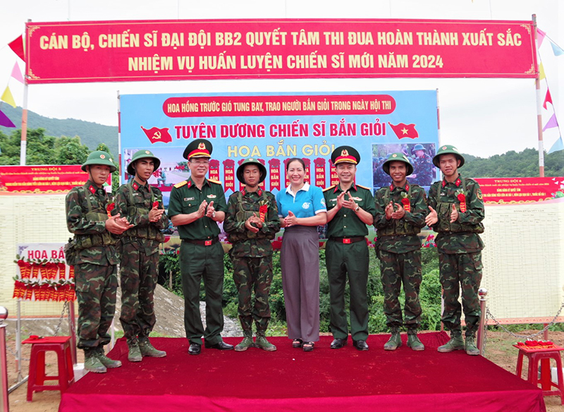 Đại diện Cục Tuyên huấn (Tổng cục Chính trị), thủ trưởng Bộ CHQS tỉnh và Hội Phụ nữ địa phương tặng  