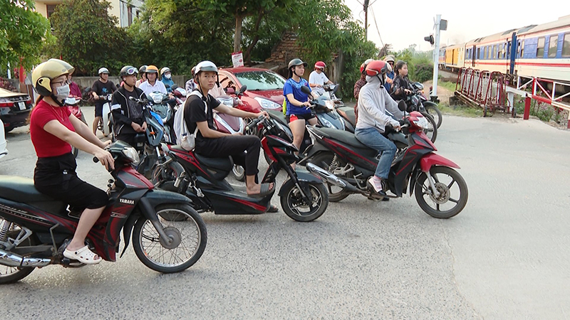 Một đường ngang có gác chắn đường sắt, bảo đảm an toàn cho người và phương tiện giao thông qua lại.