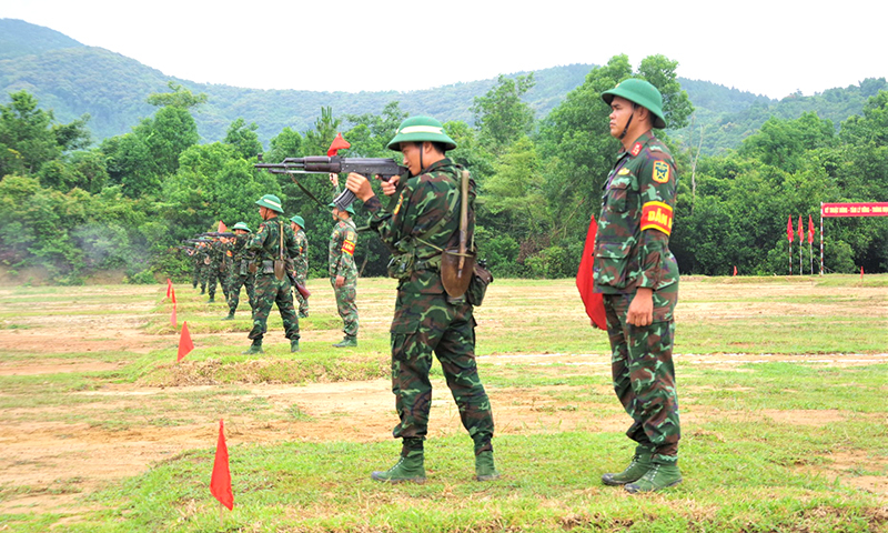 Chiến sĩ mới thực hành kiểm tra bắn đạn thật bằng súng tiểu liên AK.
