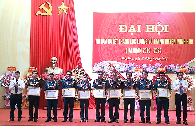 Các tập thể, cá nhân điển hình được tặng giấy khen của UBND huyện.