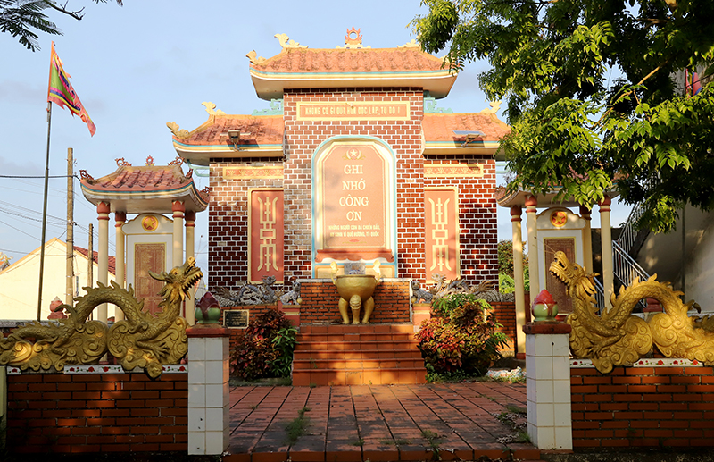 Đài ghi nhớ công ơn những người con đã chiến đấu, hy sinh vì quê hương, Tổ quốc ở làng Quảng Xá.