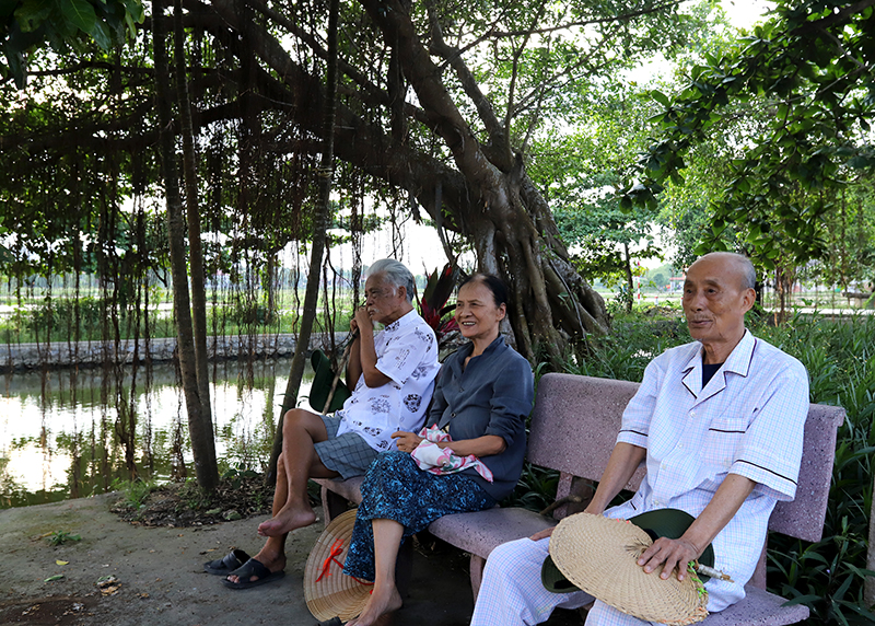 Ông giáo Dương Viết Thủ (bìa phải), người lưu giữ sử làng.
