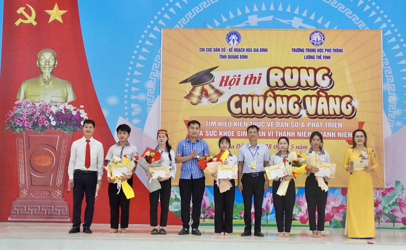 Ban tổ chức hội thi khen thưởng cho 5 thí sinh có thành tích thi đấu tốt.