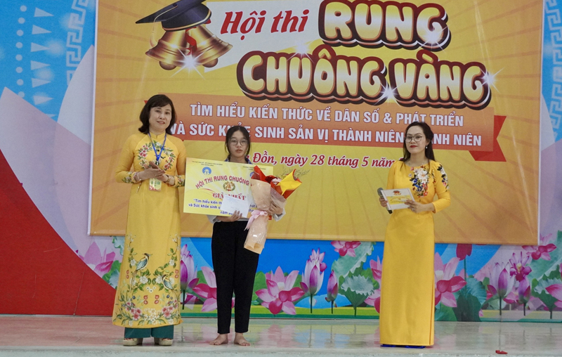 Trao giải cho thí sinh đoạt giải nhất.