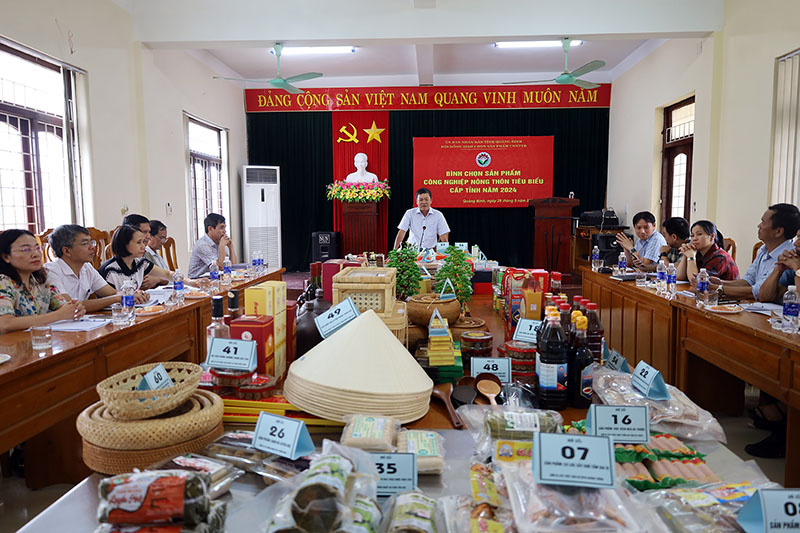 Đồng chí Phó Chủ tịch UBND tỉnh chủ trì buổi họp