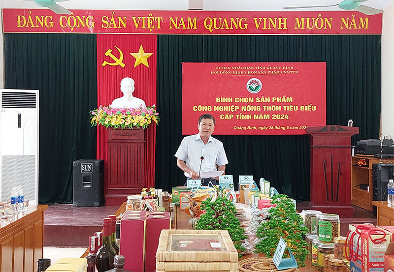 Đồng chí Phó Chủ tịch UBND tỉnh Phan Phong Phú phát biểu kết luận tại buổi họp