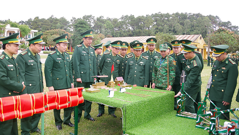 Lãnh đạo Bộ Chỉ huy BĐBP tỉnh và chỉ huy các cơ quan, đơn vị trực thuộc tham quan hội thi sáng kiến, cải tiến mô hình học cụ, phục vụ công tác huấn luyện, sẵn sàng chiến đấu.