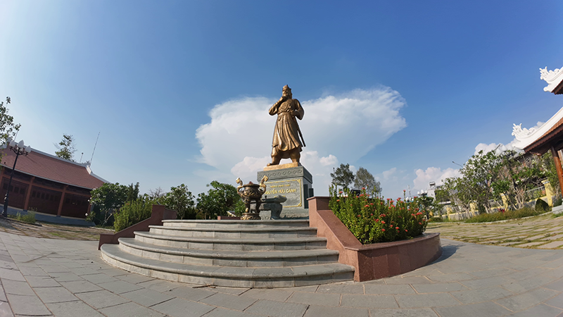 Tượng Lễ Thành hầu Nguyễn Hữu Cảnh tại Đền thờ Nguyễn Hữu Cảnh (TP. Biên Hòa).