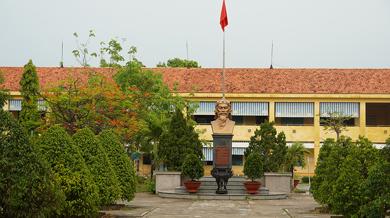 Ngôi trường mang tên Lễ Thành hầu Nguyễn Hữu Cảnh tại huyện Chợ Mới (tỉnh An Giang).