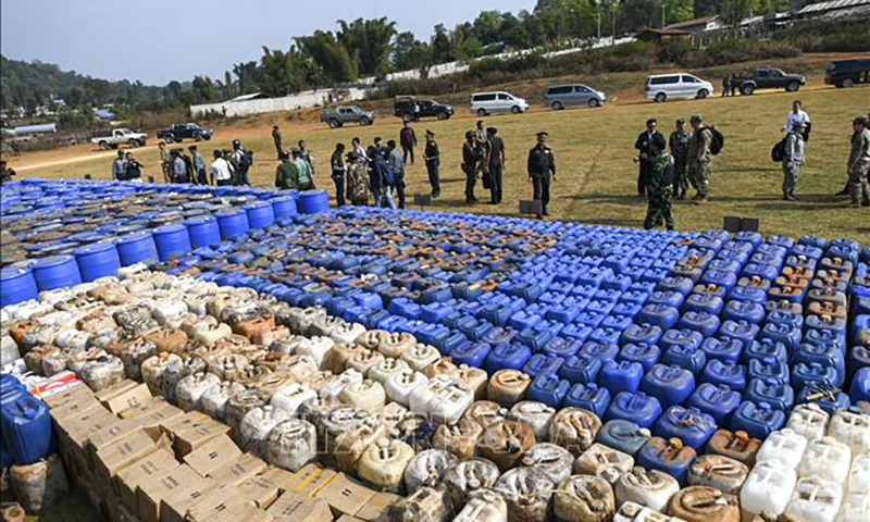 Lực lượng chức năng Myanmar trưng bày số ma túy được thu giữ tại bang Shan. Ảnh tư liệu: AFP/TTXVN