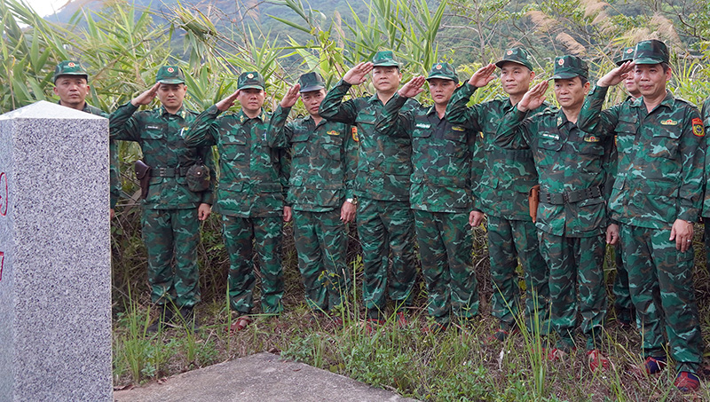 Đồng chí Chỉ huy trưởng Trịnh Thanh Bình, lãnh đạo huyện Minh Hóa và cán bộ, chiến sĩ phối hợp kiểm tra biên giới và mốc quốc giới tháng 5/2024  