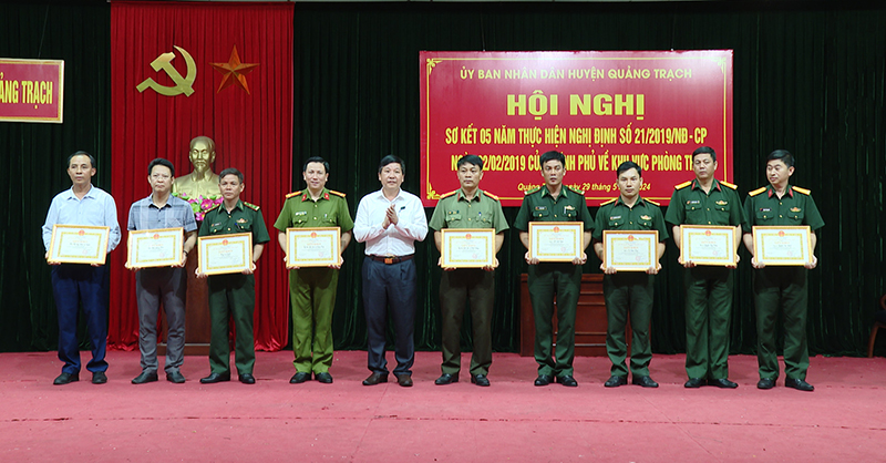 Lãnh đạo huyện Quảng Trạch tặng giấy khen cho các tập thể, cá nhân có thành tích xuất sắc trong 5 năm thực hiện Nghị định số 21/2019/NĐ-CP của Chính phủ về khu vực phòng thủ giai đoạn 2019-2024.