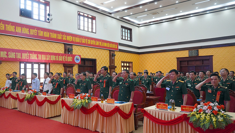 Các đại biểu làm lễ chào cờ tại Đại hội