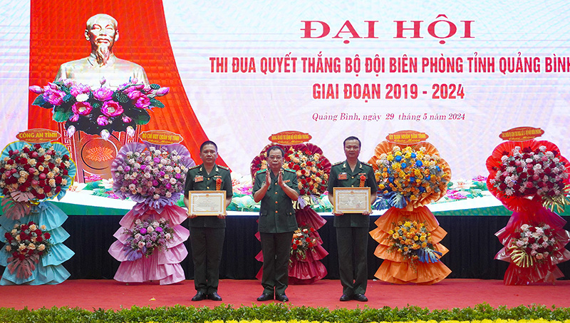 Đồng chí Thiếu tướng Phùng Quốc Tuấn tặng Bằng khen của BTL BĐBP cho tập thể và cá nhân có thành tích xuất sắc trong thực hiện các Kết luận, Nghị quyết về học tập và làm theo tư tưởng, đạo đức, phong cách Hồ Chí Minh